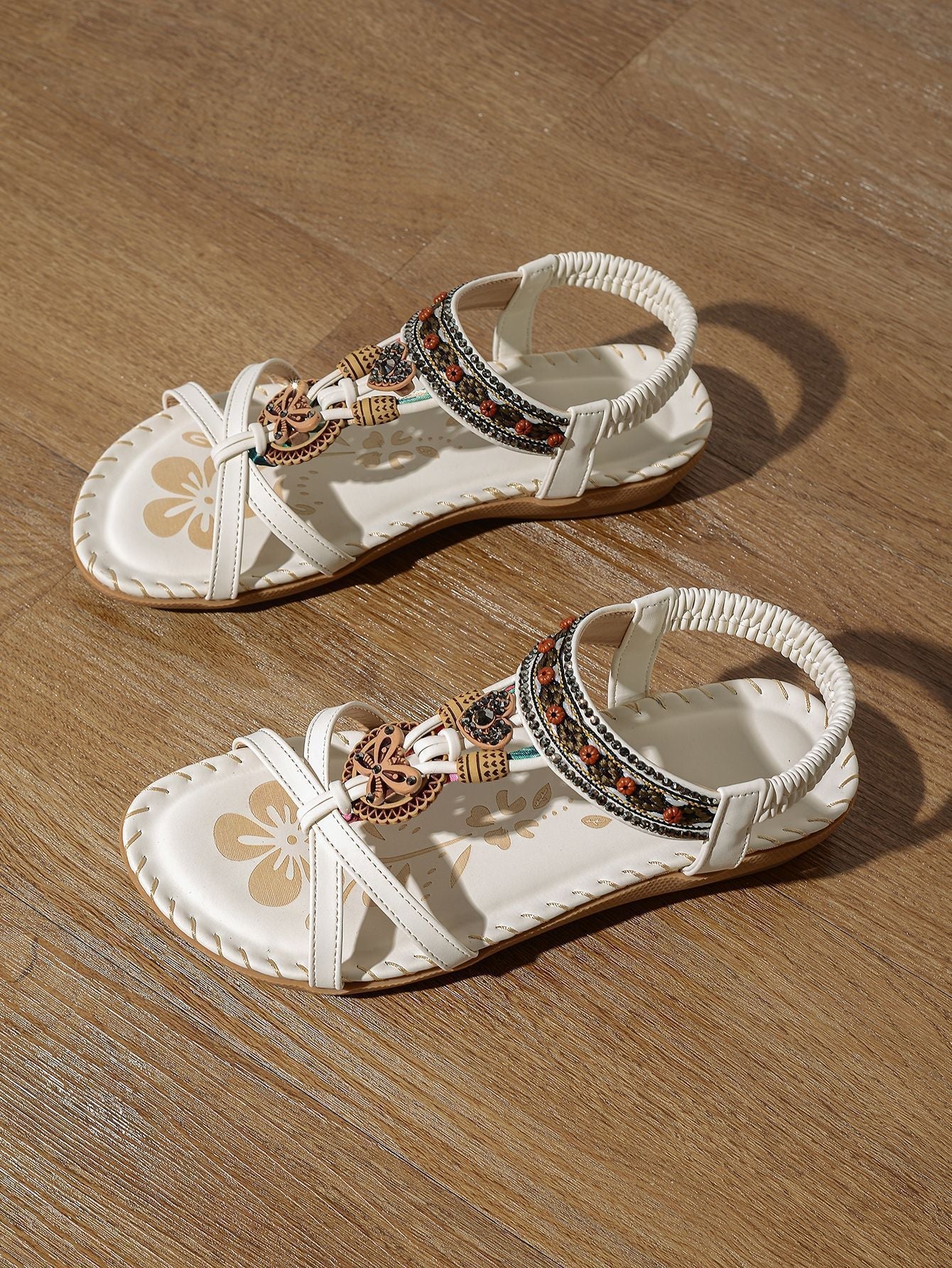 Sandales Plates à Strass et Fleur – Élégance et Confort Estival