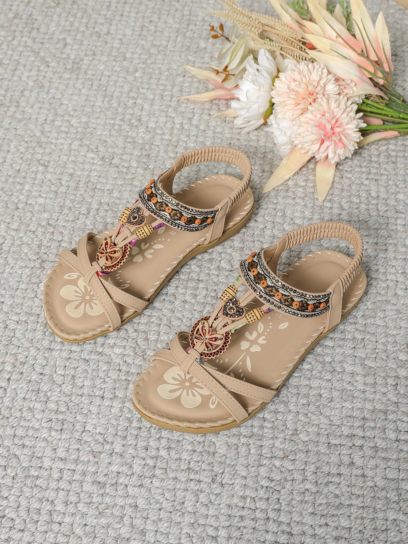 Sandales Plates à Strass et Fleur – Élégance et Confort Estival